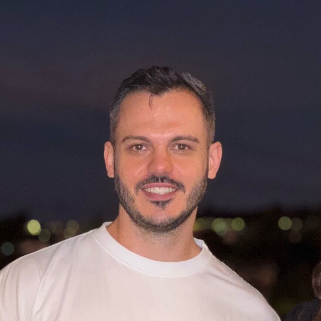 Foto de Marcelo Luza de perfil